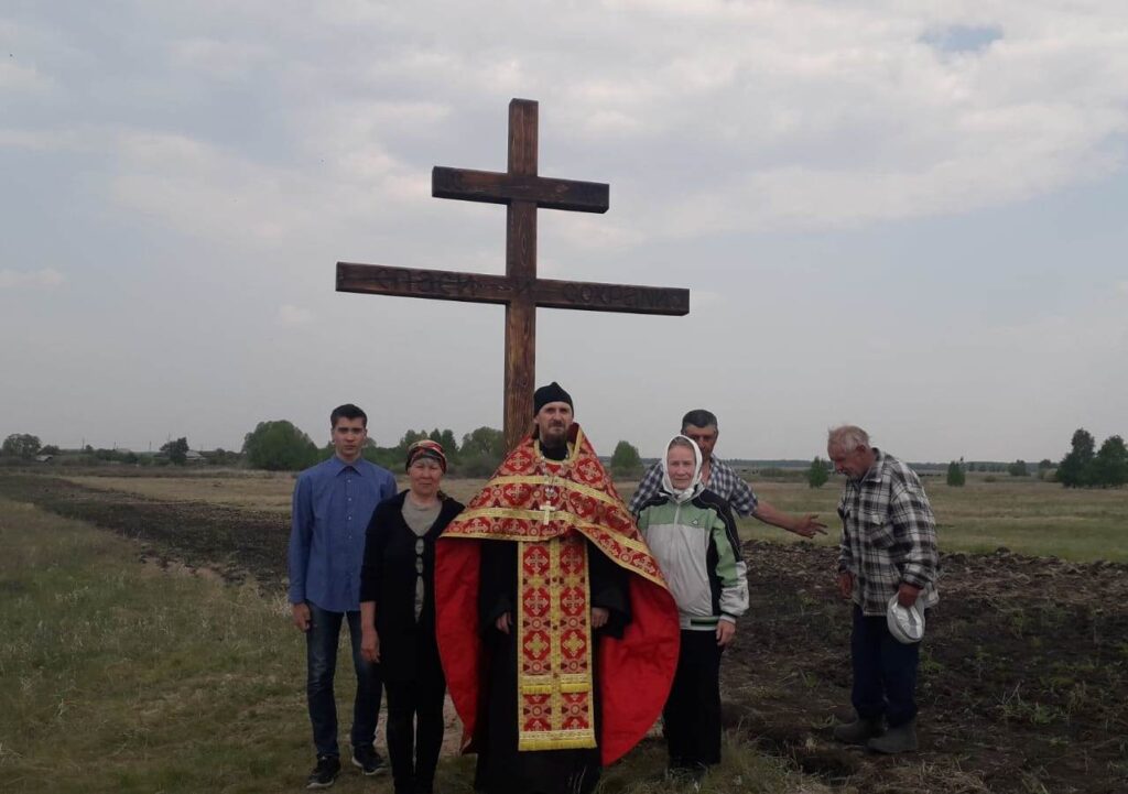 Жители деревни Чертово Целинного р-на пожелали установить на въезде в деревню поклонный крест