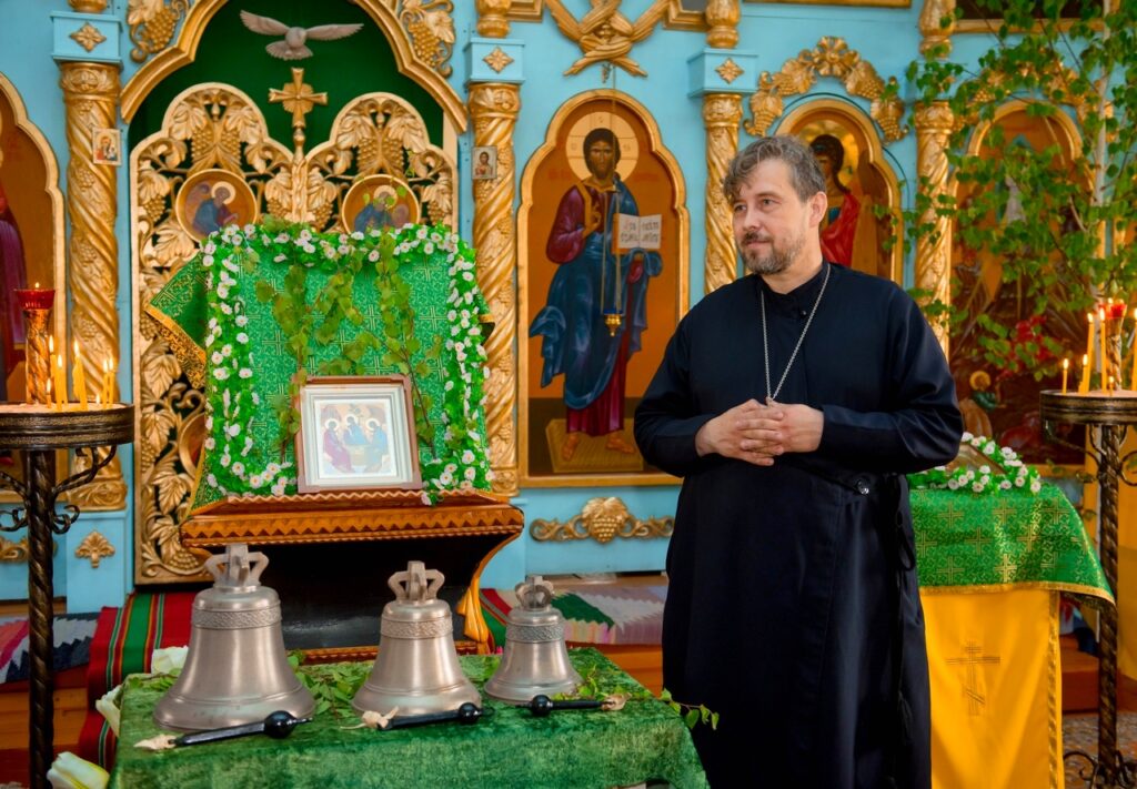В праздник Пятидесятницы в Покровском храме села Барнёвское освятили новые колокола