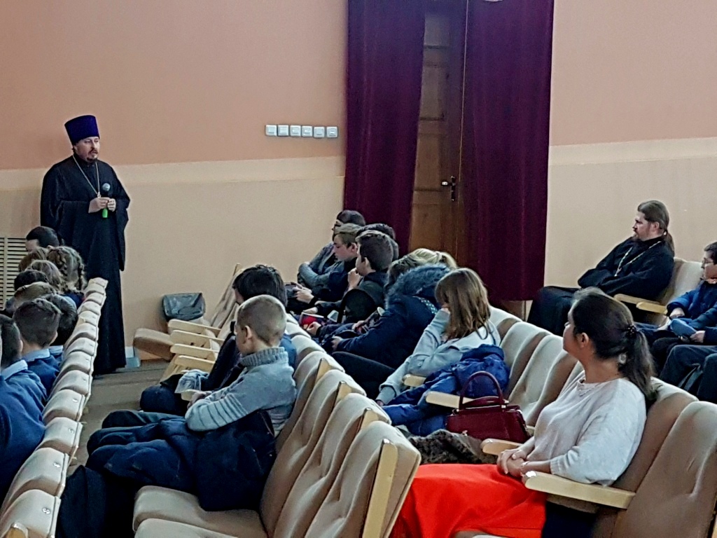 24 ноября 2017 года руководитель Отдела религиозного образования и катехизации Шадринской епархии протоиерей Сергий Климов совместно с руководителем Отдела по культуре протоиереем Алексеем Новоселовым посетили Шадринский ЦДК «Октябрь» с целью участия в городском кинолектории, посвященном духовно-нравственному воспитанию учащихся общеобразовательных школ