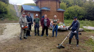Казаки станицы Далматовская и бойцы поискового отряда «Витязь» приняли участие в благоустройстве территории у источника в Успенском Далматовском монастыре