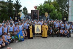Руководитель Отдела по работе с молодежью и миссионерскому служению Шадринской епархии иерей Димитрий Дряннов поздравил ветеранов-десантников с 90-летним юбилеем воздушно-десантных войск