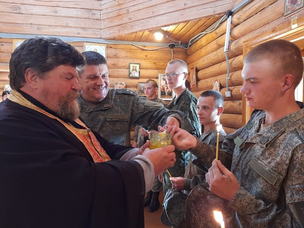 В войсковой части 232 п. Плановый освятили мед нового сбора
