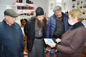 Древлехраниетль Шадринской епархии игумен Варнава (Аверьянов) посетил краеведческий музей Агапинской сельской библиотеки Шадринского района