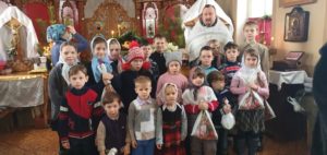 Учащихся воскресной школы при Успенском храме города Шумихи поздравили с Рождеством Христовым