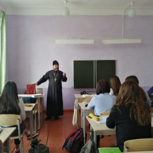 Иерей Александр Антонов провел встречи со школьниками, посвященные Дню православной книг