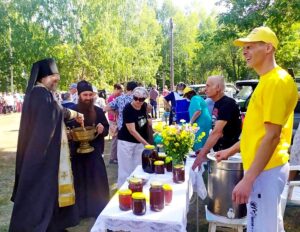 В праздник Изнесения Честных Древ Животворящего Креста Господня представители Далматовской обители по традиции приняли участие в проводимой администрацией Далматовского района ярмарке мёда «Медовый Спас»