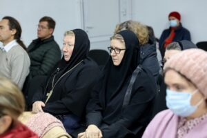 Настоятельница женского монастыря в честь Введения во храм Пресвятой Богородицы с. Верхняя Теча игуменья Михаила (Шульцева) с сёстрами посетили презентацию книги «Параправославные секты в современной России», состоявшуюся в г. Кургане