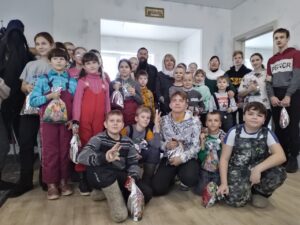 В праздник Рождества Господа Бога и Спаса нашего Иисуса Христа настоятель храма во Имя Святой Троицы с. Маслянского протоиерей Димитрий Мельников совершил Божественную литургию