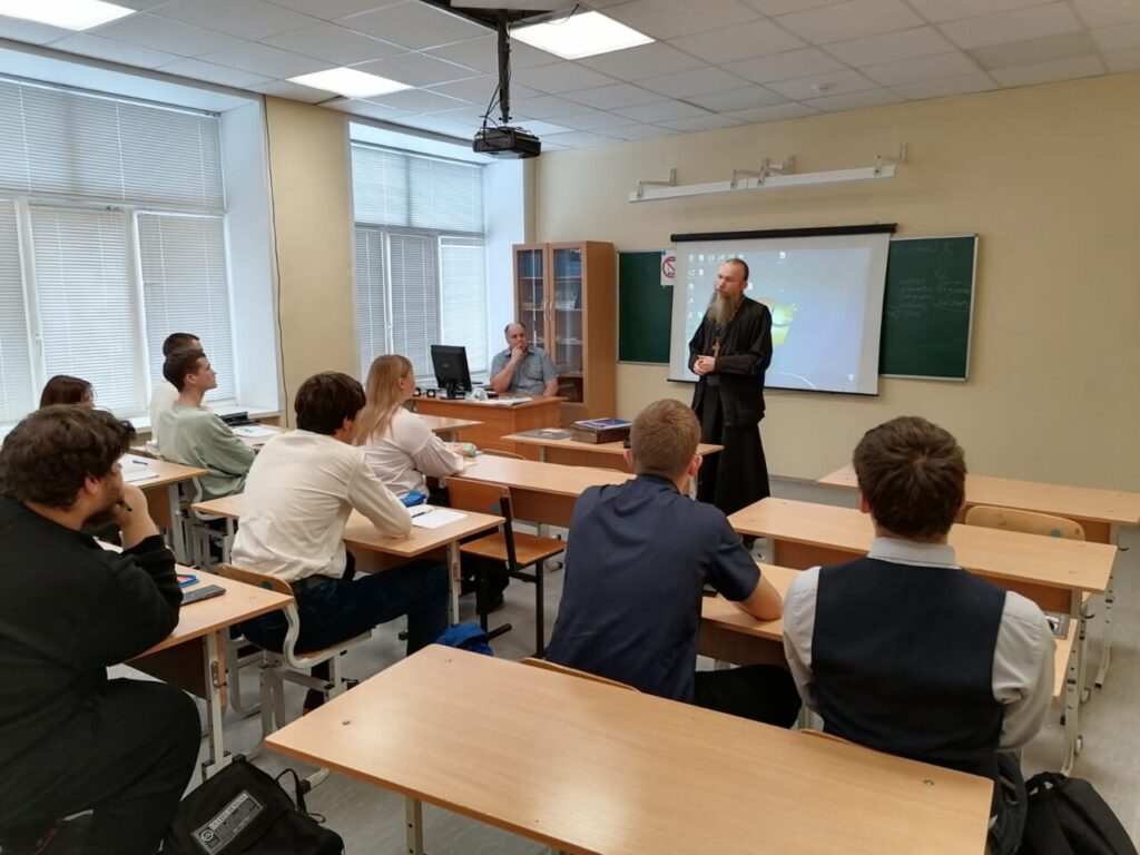 Насельник Далматовской обители иеромонах Тимофей (Верзун) рассказал на уроке истории учащимся 11-го класса средней школы № 2 г. Далматово о периоде раскола и старообрядчестве