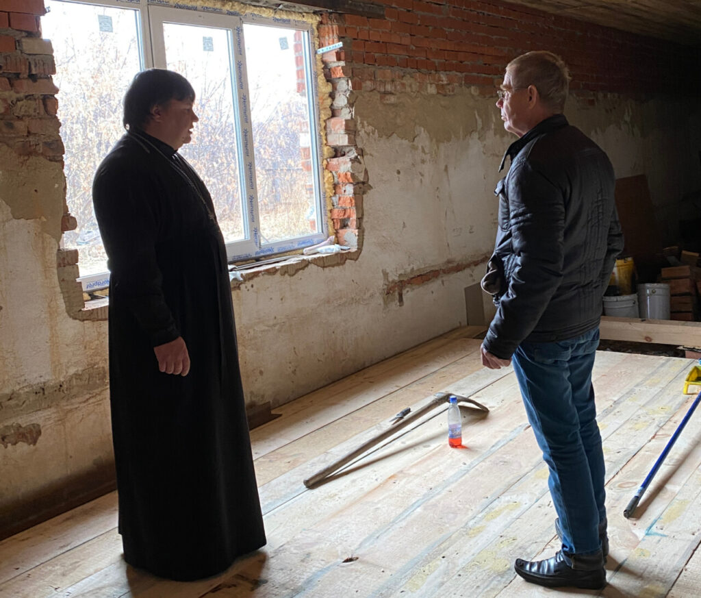 Иерей Константин Фасола посетил здание будущей воскресной школы при Успенском храме с. Песчанское и провёл встречу с прихожанами