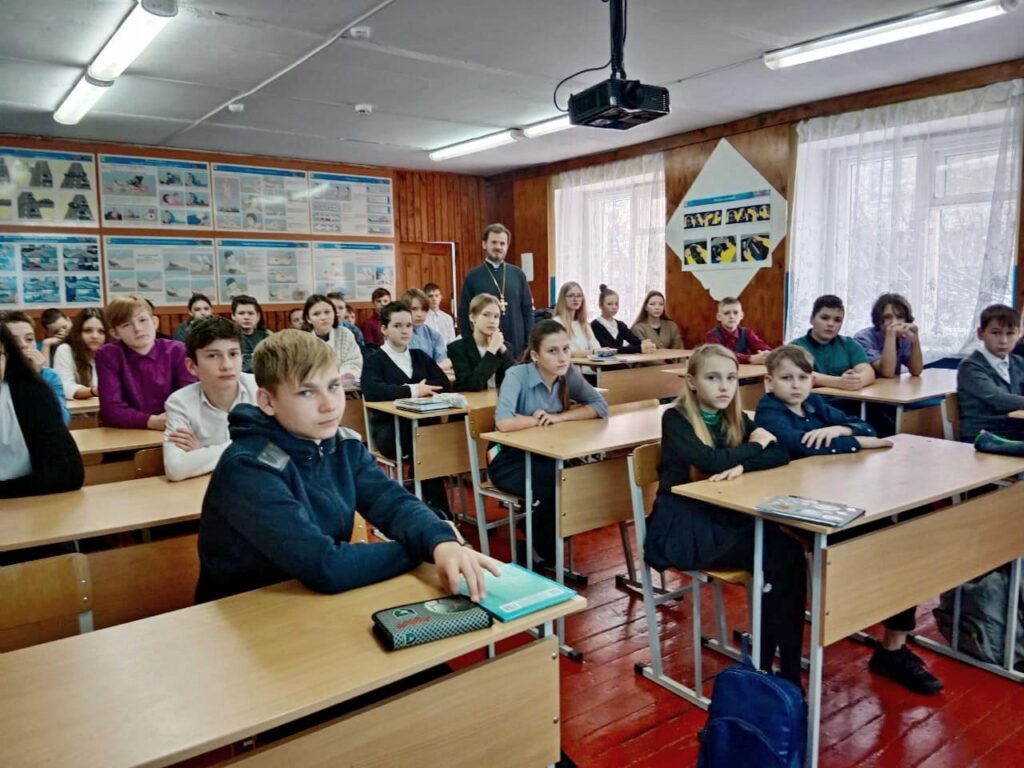 В Звериноголовском р-не настоятелем Крестовоздвиженского храма протоиереем Владимиром Швидким проведены просветительские беседы со школьниками