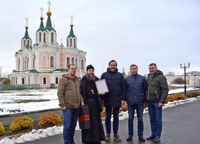 Представитель Погрануправления ФСБ по Курганской и Тюменской областям передал наместнику Далматовской обители игумену Варнаве (Аверьянову) благодарственное письмо генерал-майора Ю.А. Кудрявцева