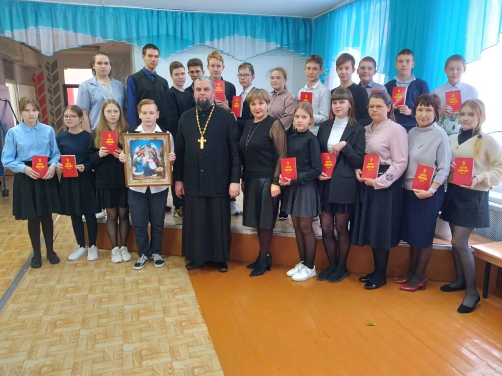 Настоятель храма в честь Вознесения Господня с. Ключи иерей Димитрий Дряннов принял участие в цикле внеурочных занятий «Разговоры о важном»