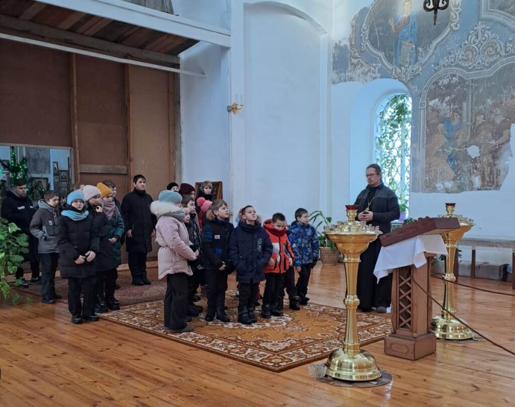 Храм в честь Иоанна Предтечи д. Крестовское посетили учащиеся и преподаватели среднеобразовательной школы с. Верхозино Шадринского муниципального округа