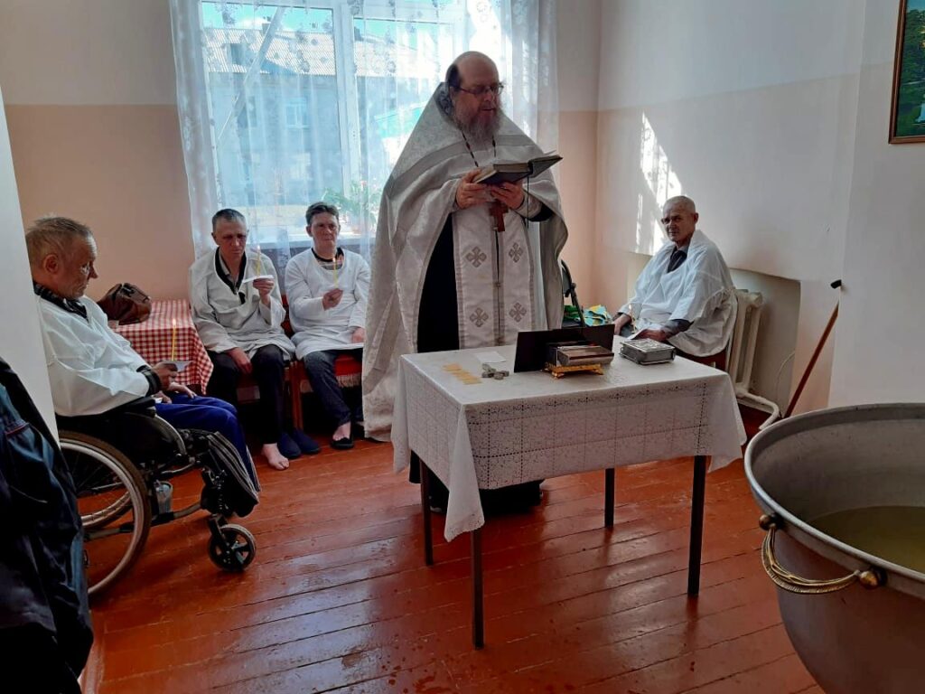 Насельник Далматовской обители иеромонах Иосиф (Бровкин) совершил крещение пяти человек, проживающих в Далматовском интернате для престарелых и инвалидов