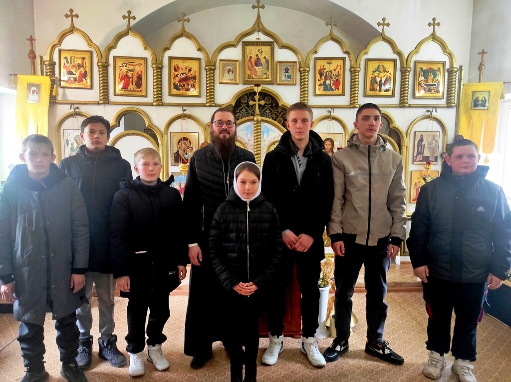 Школьники из села Ожогино посетили храм в честь свв. равноапп. Мефодия и Кирилла села Шатрово