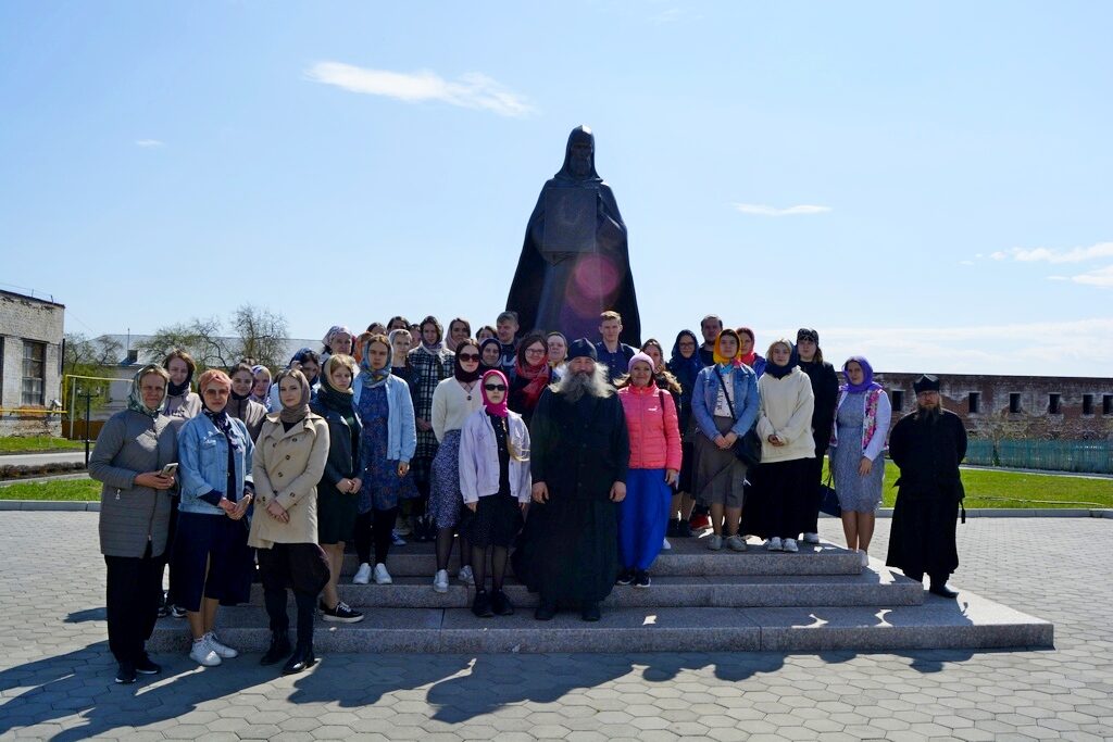 Насельник Далматовской обители послушник Феодор Воропаев провёл экскурсию по монастырю для учащихся и педагогов ГБПОУ «Курганский областной колледж культуры»