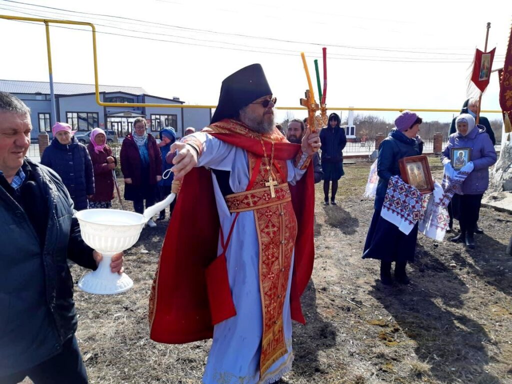 Во вторник Светлой седмицы в Петропавловском храме с. Новопетропавловское Далматовского р-на настоятелем прихода иеромонахом Иосифом (Бровкиным) совершена Божественная литургия