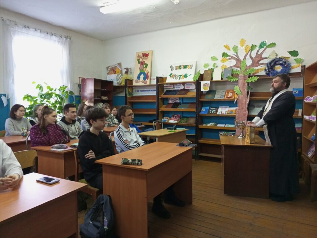 Альменевская СОШ впервые приняла в своих стенах православного священнослужителя