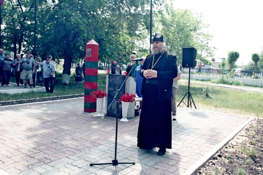 Насельник Далматовской обители иеромонах Иосиф (Бровкин) выступил на торжественном митинге в честь Дня пограничника в г. Далматово