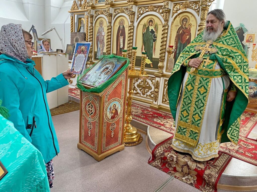 В день Всех святых, в земле Русской просиявших, прихожане Вознесенского храма с. Костылево поздравили своего настоятеля с 31-й годовщиной диаконской хиротонии