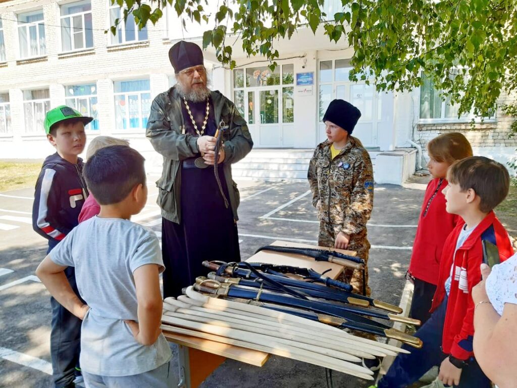 Воспитанники АНО СПЦ «Русь Молодая» под руководством насельника Далматовской обители иеромонаха Иосифа (Бровкина) приняли участие в мероприятиях летних лагерей, действующих при школах Далматовского р-на