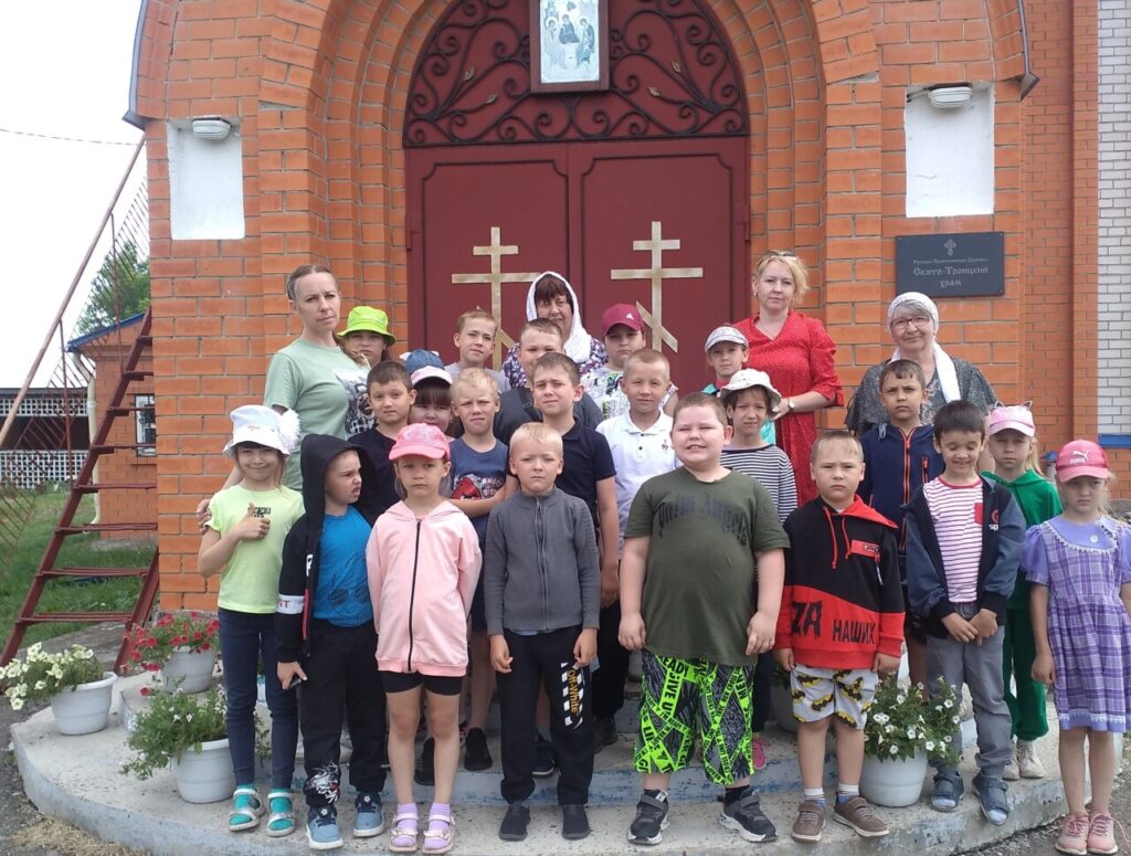 Дети младшего школьного возраста посетили с экскурсией Свято-Троицкий храм с. Маслянское