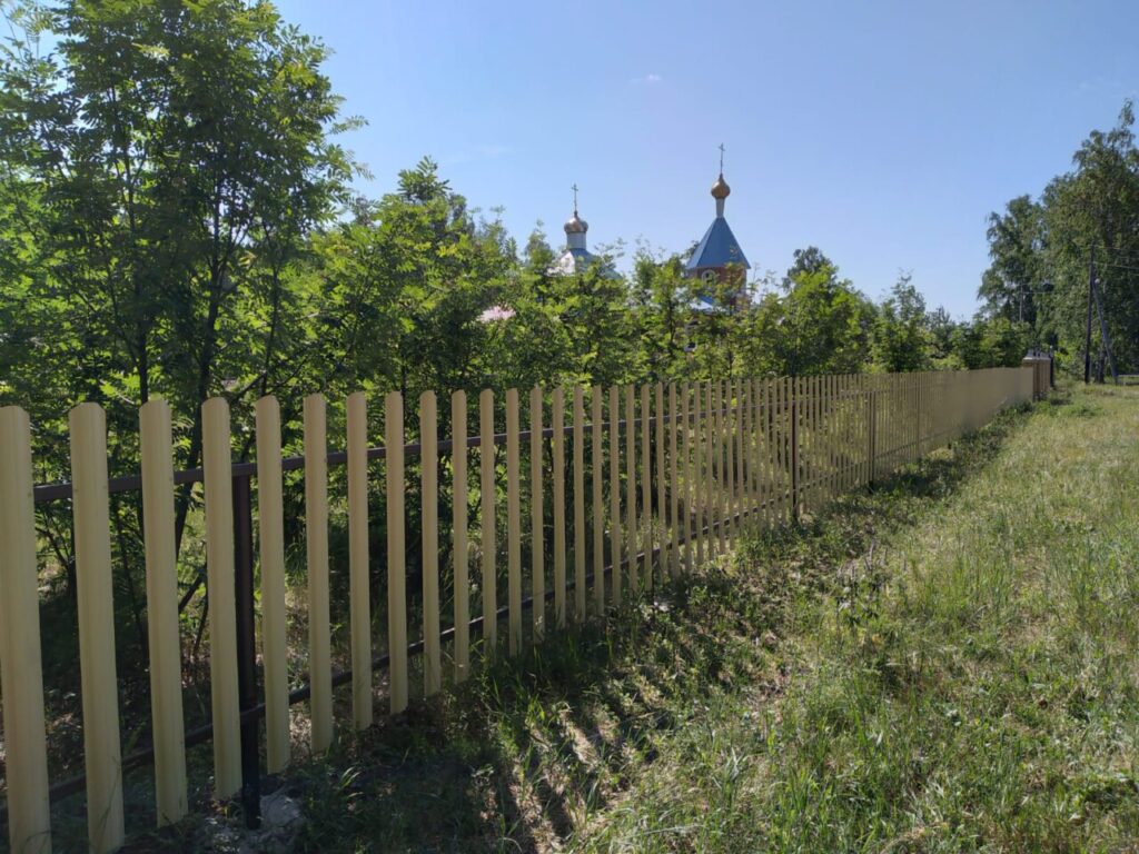 Прихожане храма Вознесения Господня с. Ключи продолжают благоустраивать прихрамовую территорию