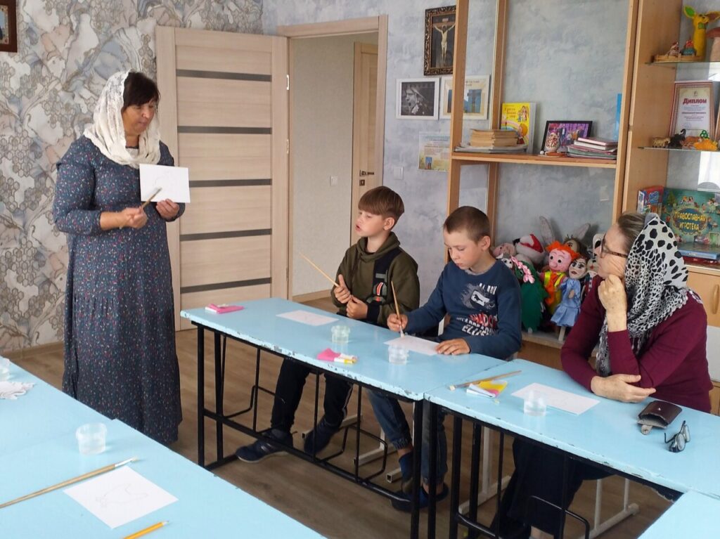 «Православное лето с книгой». При Свято-Троицком храме с. Маслянское проводятся еженедельные занятия по программе православного чтения и творческие мастер-классы