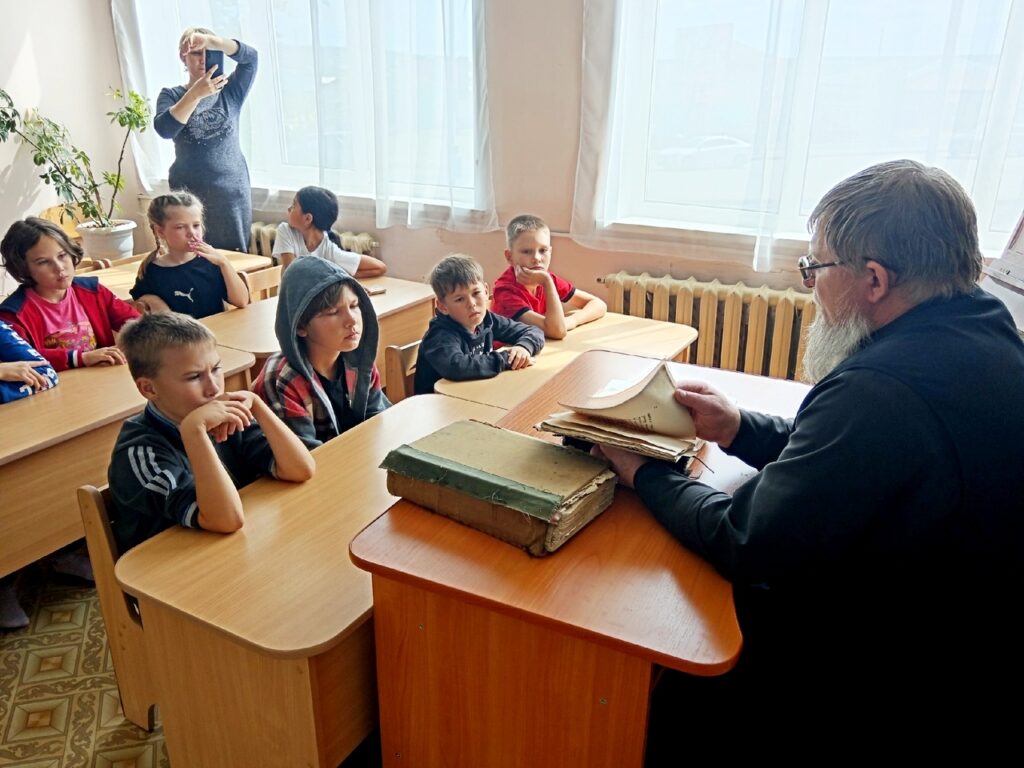 «Как объяснить детям, что такое любовь и жертвенность?», — такой простой и одновременно сложный вопрос поступил священнослужителям г. Куртамыша от специалистов Центра социальной защиты населения
