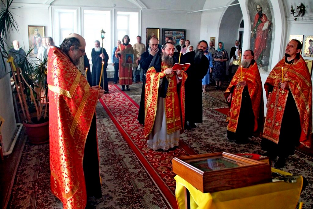 В день памяти Далматовских священномучеников иереев Владимира Сергеева и Александра Сидорова состоялся крестный ход из Далматовской обители в Николаевский храм г. Далматово и соборный молебен новомученикам