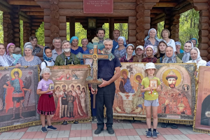 Протоиерей Владимир Швидкий, настоятель храма в честь Воздвижения Креста Господня с. Звериноголовское, возглавил крестный ход в день памяти святых Царственных страстотерпцев