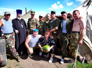 Иерей Сергий Нуртдинов вместе с членами военно-патриотического клуба «Феникс» г. Шадринска посетил военный учебный центр г. Елани, доставив гуманитарный груз для пребывающих там шадринских военнослужащих