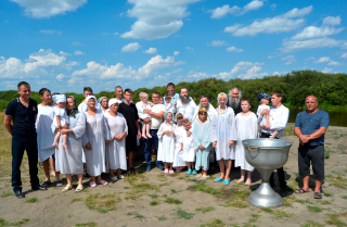 Массовое крещение в водах реки Уй