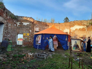 Литургию в развалинах Казанского храма с. Новосельское Далматовского МО отслужили для участников крестного хода насельник Далматовской обители иером. Корнилий (Мохов) и иерей Алексий Буньков (Каменская епархия)