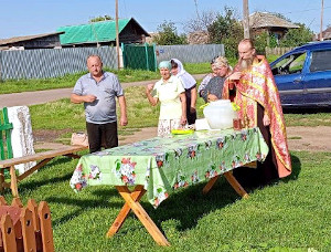 Насельник Далматовской обители иеромонах Тимофей (Верзун) совершил водосвятие в с. Красноисетское