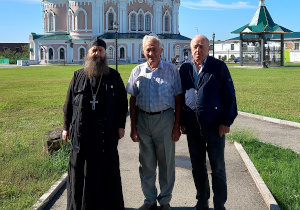 Наместник Далматовской обители игумен Варнава (Аверьянов) показал основные достопримечательности посетившему монастырь вице-президенту Кубанской народной академии Б. А. Недилько