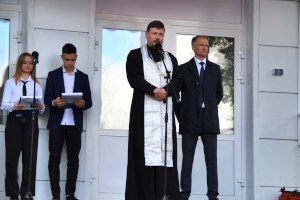 Клирик храма в честь св. апп. Петра и Павла иерей Андрей Чапочкин посетил торжественные мероприятия в школах г. Куртамыша и Куртамышского МО, посвящённые началу нового учебного года