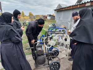 Сёстры Боровской обители посетили Далматовский мужской монастырь для участия в очередном занятии богословских курсов для монашествующих и в рамках обмена опытом в ведении монастырского хозяйства