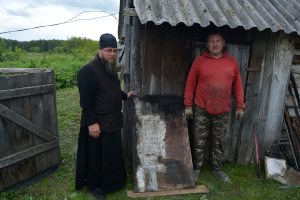 Старинную надгробную плиту благотворителя крестьянина Андрея Коновалова передал для монастырского музея житель с. Першинское Далматовского муниципального округа Д. Н. Кокорин