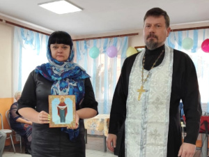 Клирик храма в честь святых первоверховных апостолов Петра и Павла г. Куртамыша иерей Андрей Чапочкин посетил психоневрологический интернат в с. Пепелино