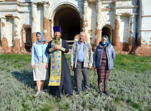 Настоятель храма Рождества Пресвятой Богородицы с. Бакланское иерей Алексий Секисов совершил молебен в руинированном храме в честь Сретения Господня села Окуневка Каргапольского района