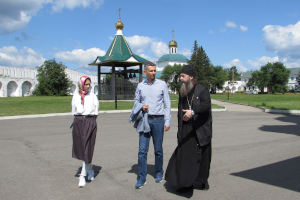 Наместник Далматовской обители провёл экскурсию по монастырю для первого заместителя Губернатора Курганской области А. И. Алексеева с супругой