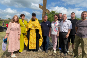 Клирик Шадринской епархии совершил чин освящения поклонного креста в с. Мингали