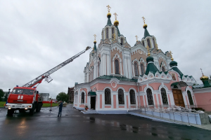 В Далматовском монастыре прошли пожарно-тактические учения по ликвидации условного очага возгорания в Скорбященском храме