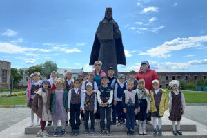 Монастырский экскурсовод, руководитель воскресной школы «Свеча» Е.В. Брежнева вновь провела экскурсию по Далматовской обители для учащихся младших классов Уральцевской основной общеобразовательной школы