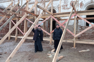 Епархиальный древлехранитель вместе с экономом Далматовской обители посетил Покровский храм в с. Першинское, где ознакомился с проведением консервационных работ
